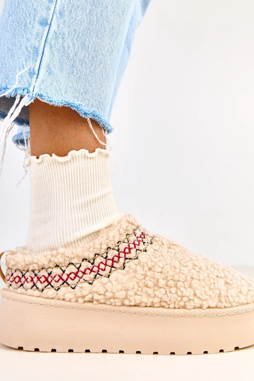 Royana smilškrāsas zemi sniega zābaki...