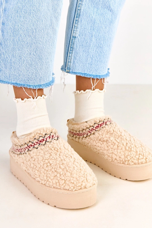 Royana smilškrāsas zemi sniega zābaki...