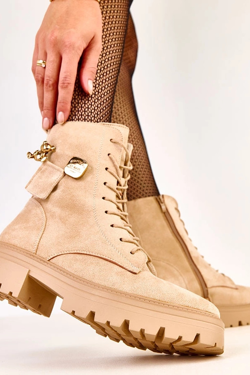 Smilšu ikru zābaki, dekorēti ar lāci...