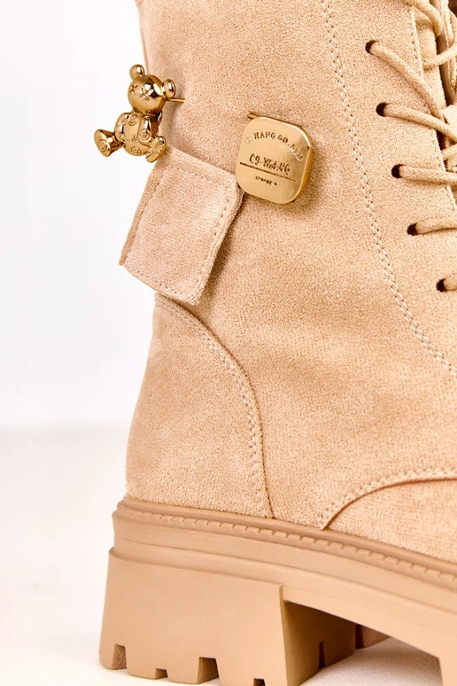 Smilšu ikru zābaki, dekorēti ar lāci...