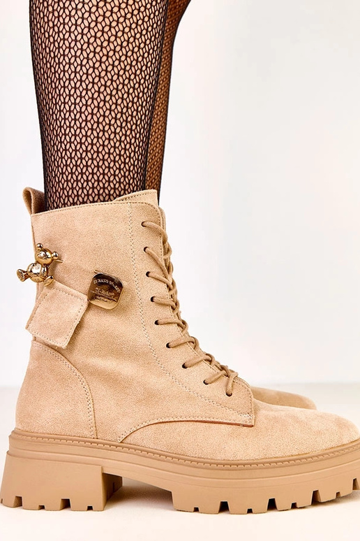 Smilšu ikru zābaki, dekorēti ar lāci...