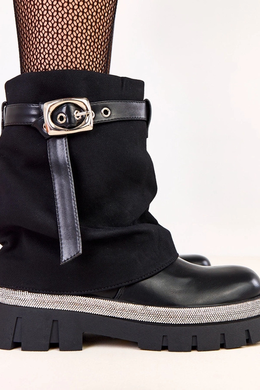 Melni zābaki ar atvērtu augšdaļu un...