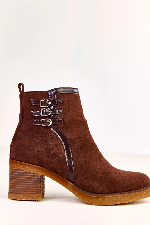 Brūni zābaki uz stabiņa, rotāti ar...