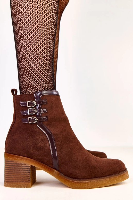 Brūni zābaki uz stabiņa, rotāti ar...