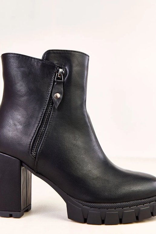 Melni zābaki uz stabiņa ar dekoratīvu...