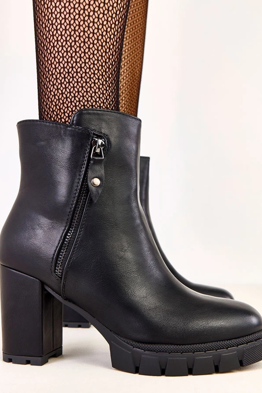 Melni zābaki uz stabiņa ar dekoratīvu...