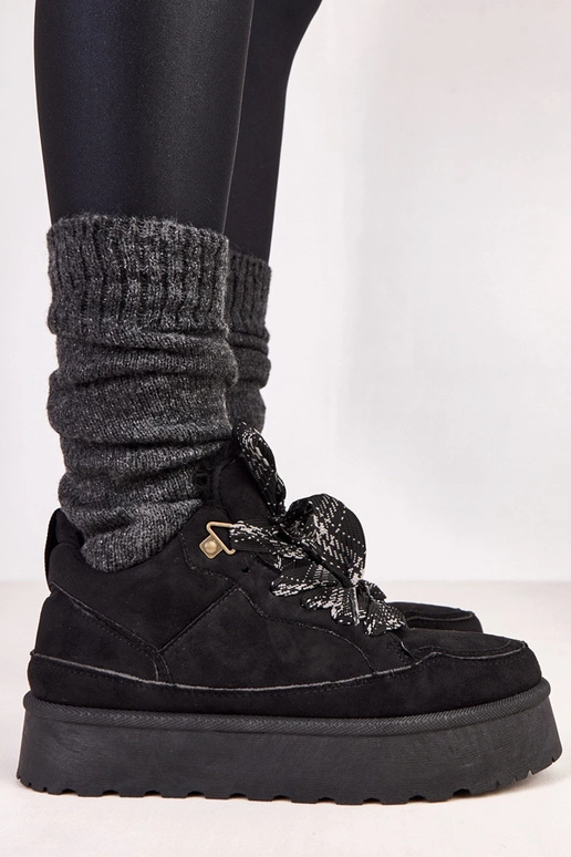 Melnas siltas sporta apavi ar bieziem...