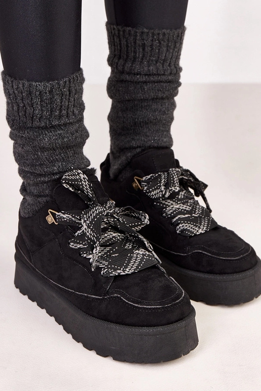 Melnas siltas sporta apavi ar bieziem...