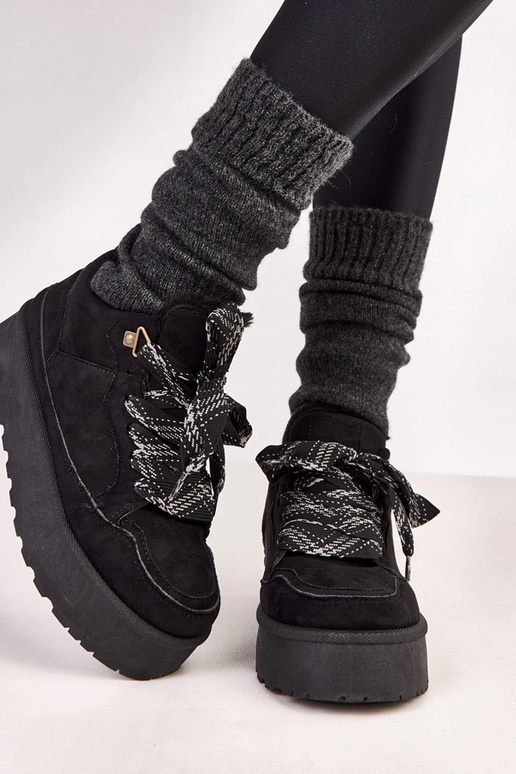 Melnas siltas sporta apavi ar bieziem...