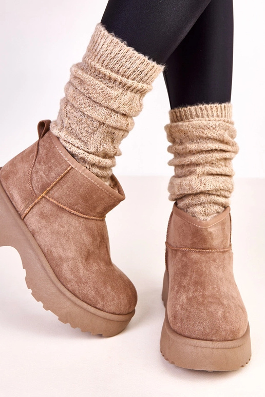 Tumši smilšu krāsas zemi sniega...