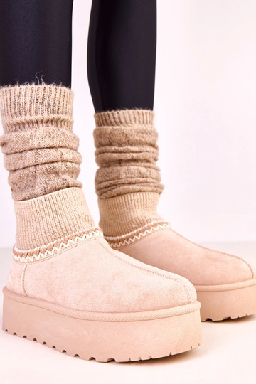 Smilšu krāsas zemi sniega...