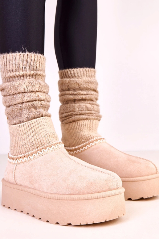 Smilšu krāsas zemi sniega zābaki ar...