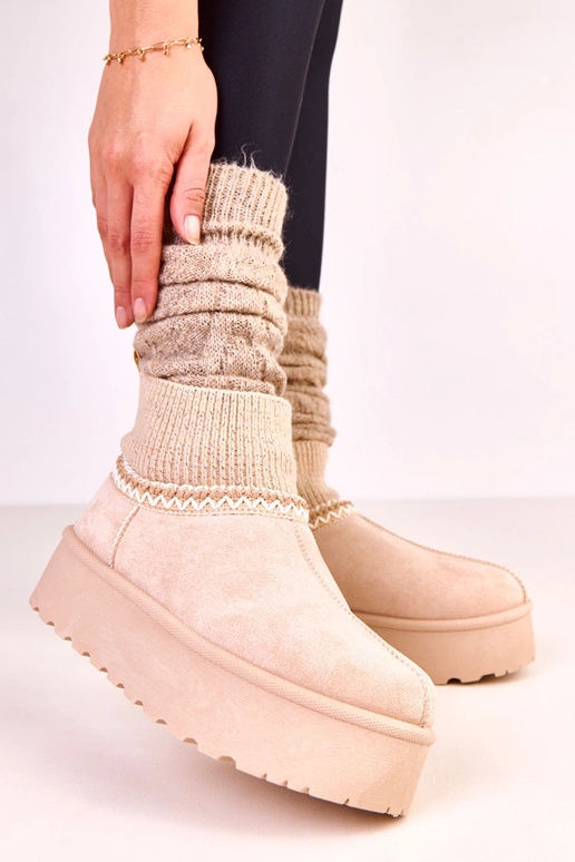 Smilšu krāsas zemi sniega zābaki ar...