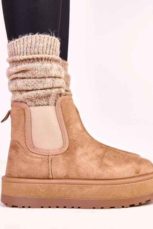 Tumši smilšu krāsas zemi sniega...