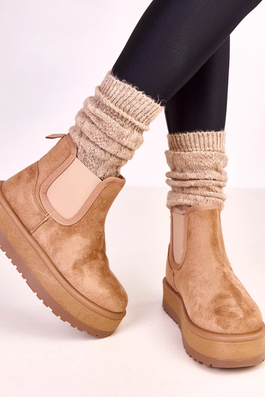 Tumši smilšu krāsas zemi sniega...