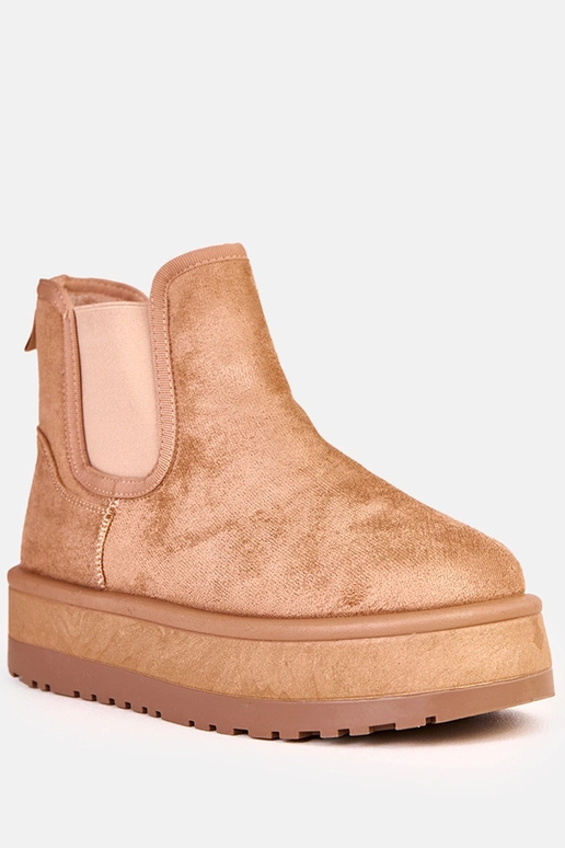 Tumši smilšu krāsas zemi sniega...