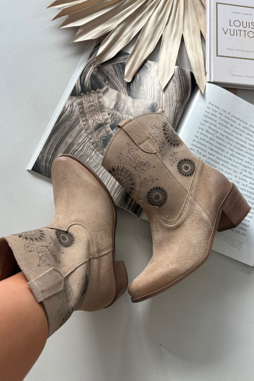 Sieviešu zamšādas zābaki ar caurumiem ar papēžiem Zazoo 3844 smilšu krāsā