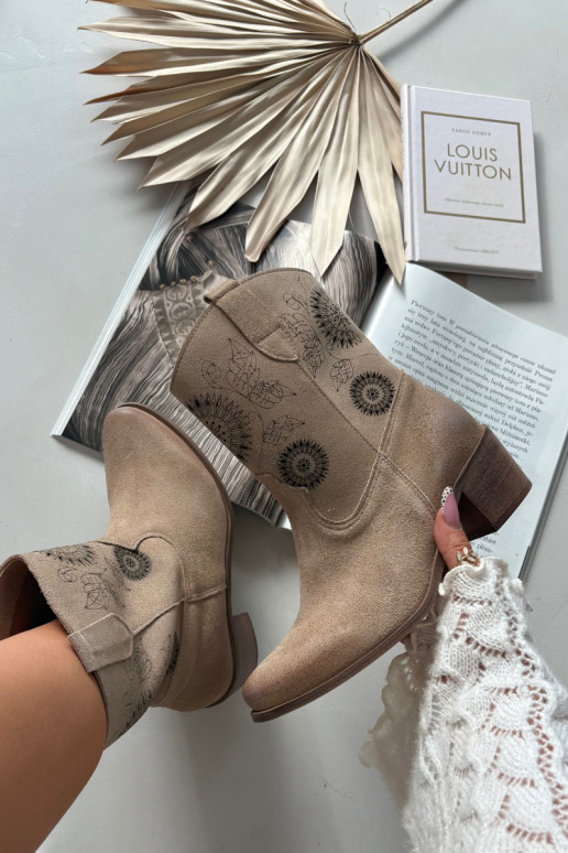 Sieviešu zamšādas zābaki ar caurumiem ar papēžiem Zazoo 3844 smilšu krāsā