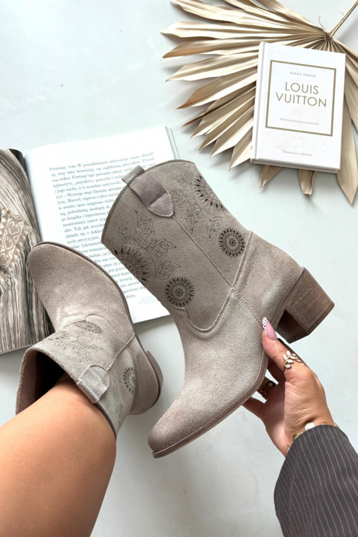 Sieviešu zamšādas zābaki ar caurumiem ar papēžiem Zazoo 3844 kapučīno krāsā