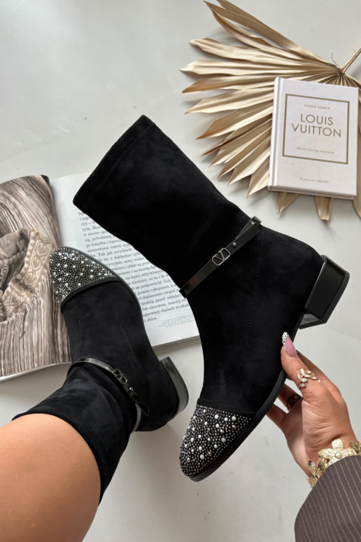 Sieviešu zābaki uz zema papēža ar dekorāciju un lentītēm D&A MR52-165 melnā krāsā