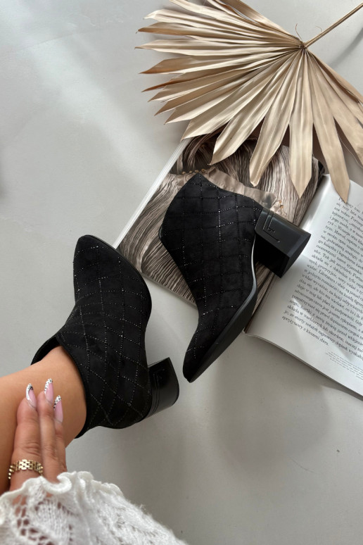 Sieviešu zābaki ar dekorāciju D&A MR52-133 melnā krāsā