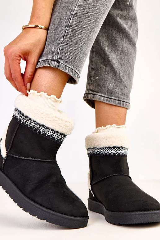 Melni zemi sniega zābaki ar izšuvumu...