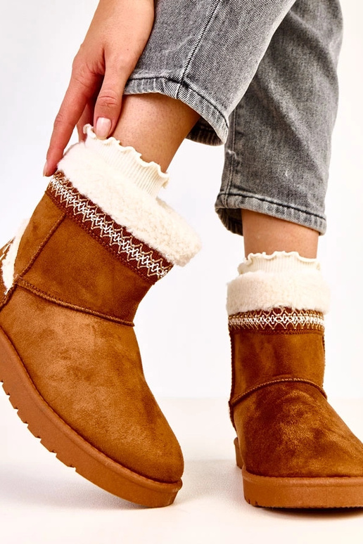 Karamelijas krāsas zemi sniega zābaki...