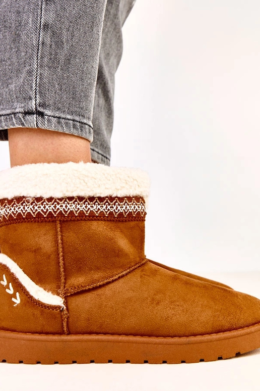 Karamelijas krāsas zemi sniega zābaki...