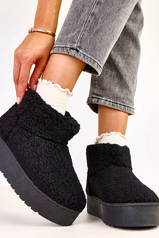 Melni sniega zābaki ar aitu vilnas...