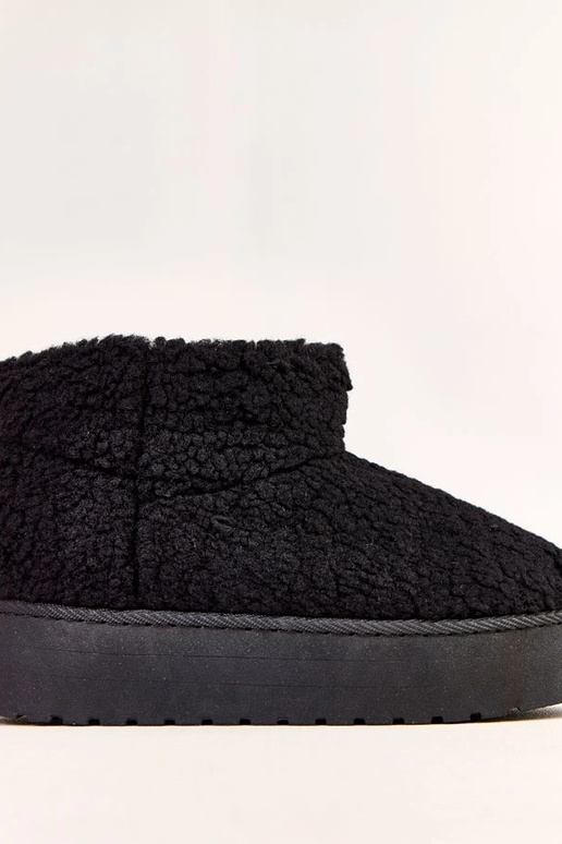 Melni sniega zābaki ar aitu vilnas...