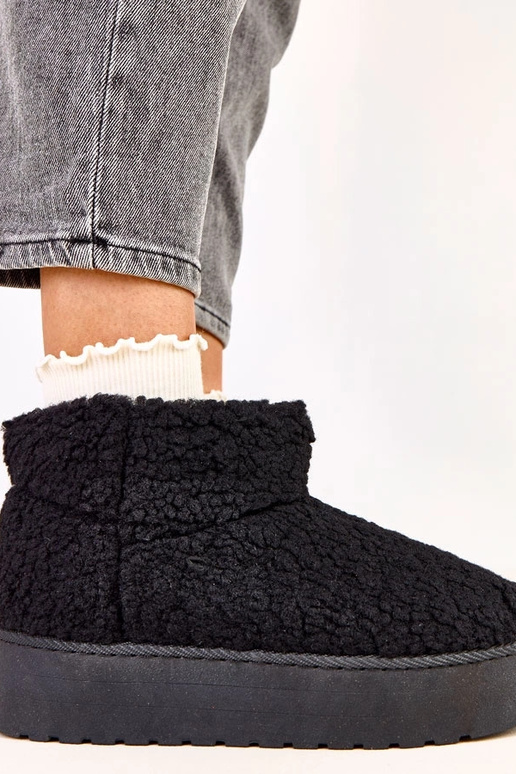 Melni sniega zābaki ar aitu vilnas...