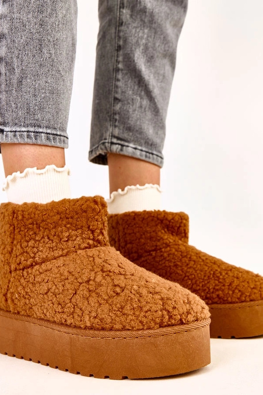 Brūni sniega zābaki ar aitu vilnas...