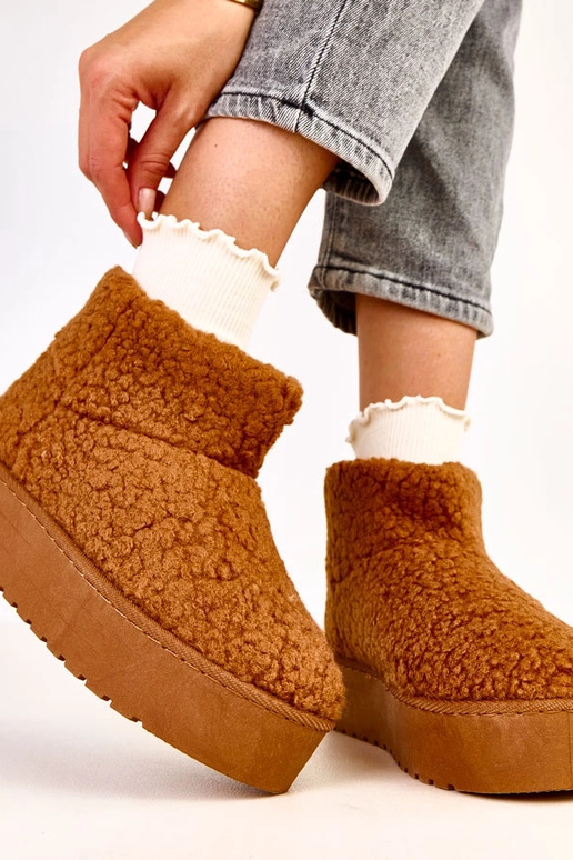 Brūni sniega zābaki ar aitu vilnas...