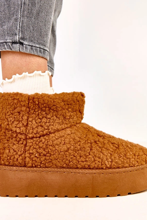 Brūni sniega zābaki ar aitu vilnas...