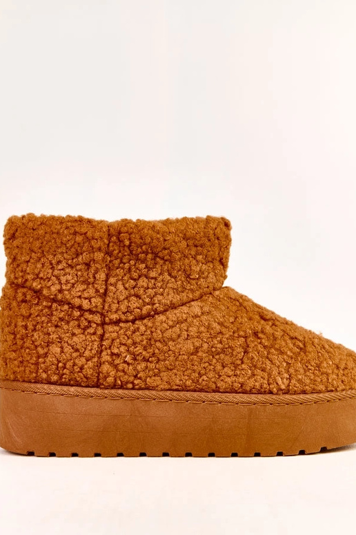 Brūni sniega zābaki ar aitu vilnas...