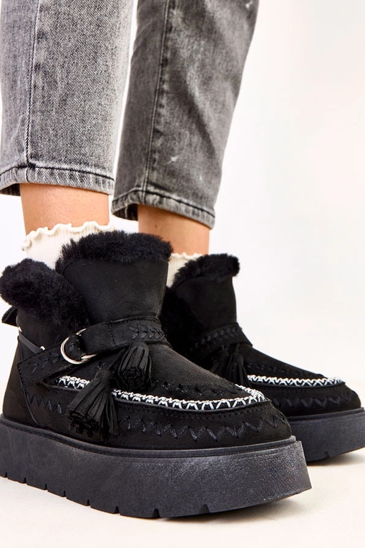 Melni sniega zābaki uz platformas ar...