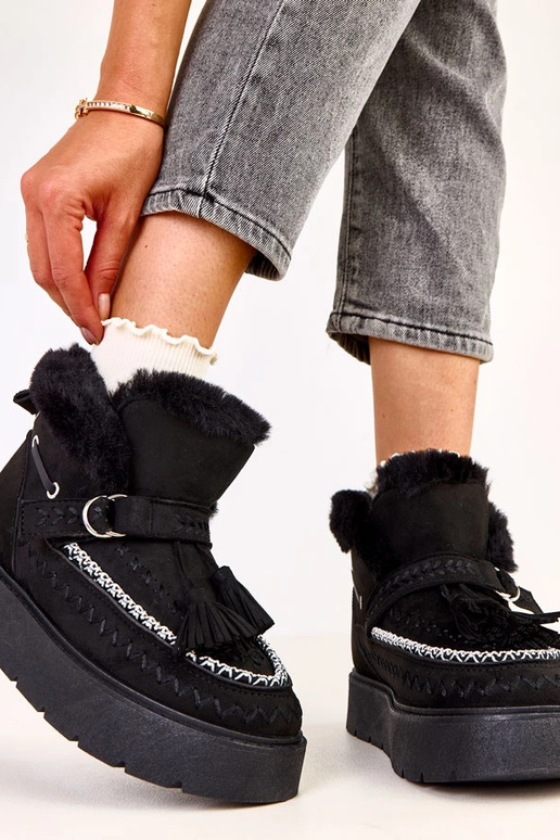 Melni sniega zābaki uz platformas ar...