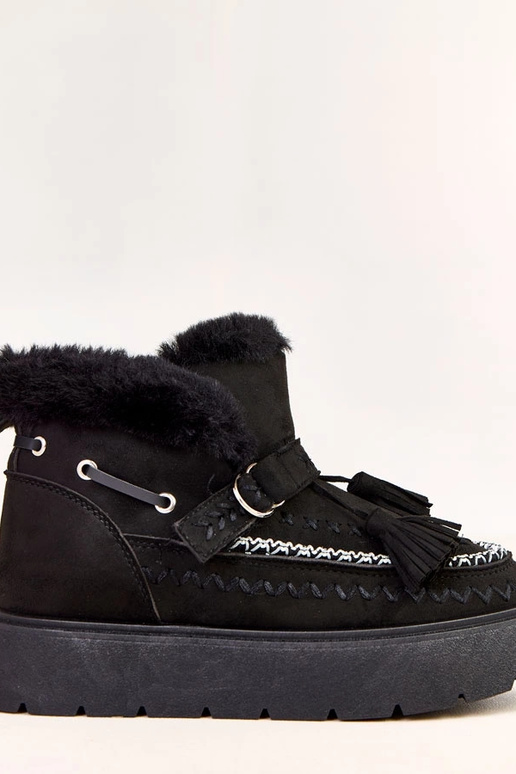 Melni sniega zābaki uz platformas ar...