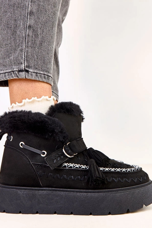 Melni sniega zābaki uz platformas ar...