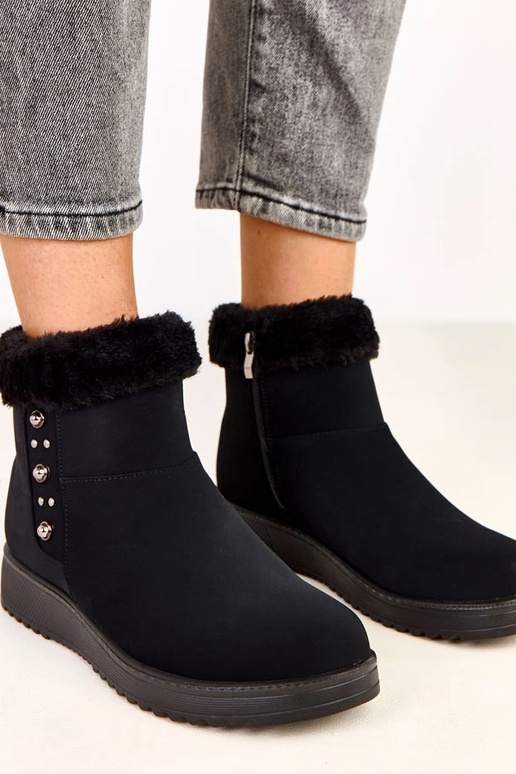 Melni siltie zābaki uz platformas no...