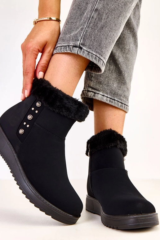 Melni siltie zābaki uz platformas no...