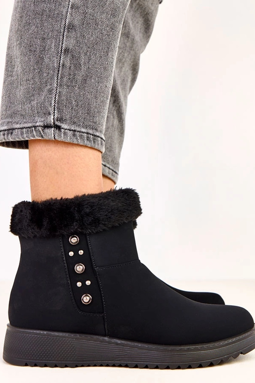 Melni siltie zābaki uz platformas no...