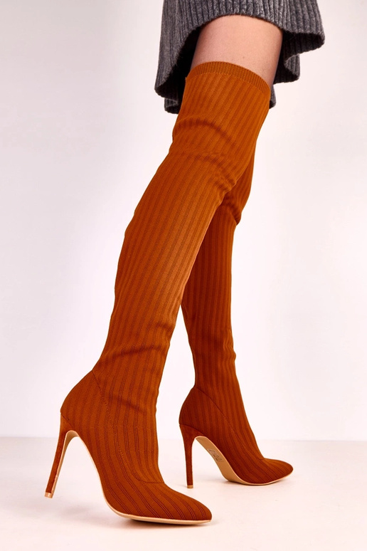 Brūni virs ceļa garuma auduma zābaki...