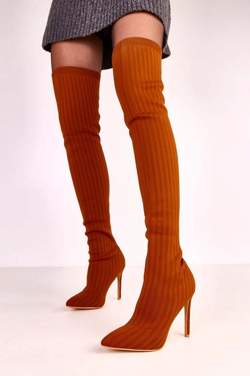 Brūni virs ceļa garuma auduma zābaki...