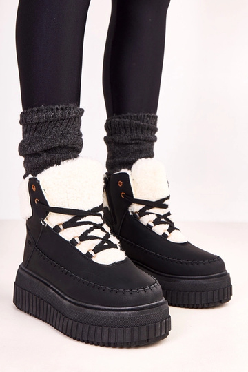 Melni siltie sporta zābaki...