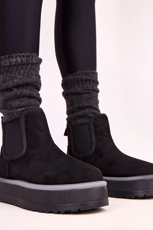 Melni zemi sniegoti zābaki ar...