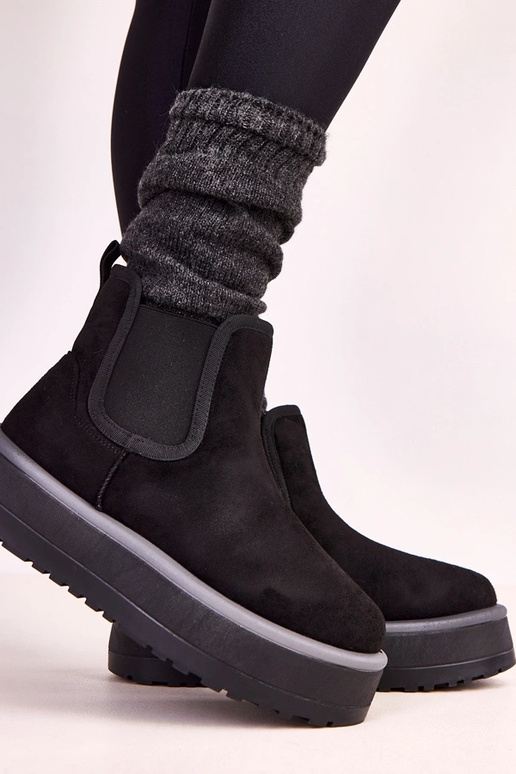 Melni zemi sniegoti zābaki ar...