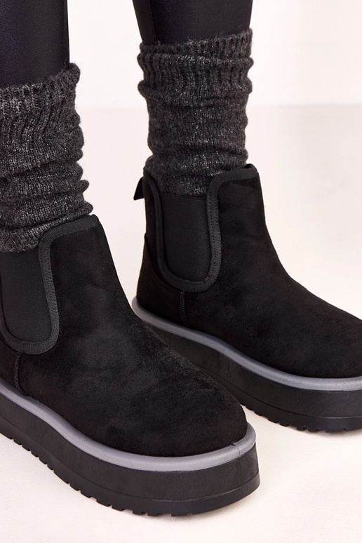 Melni zemi sniegoti zābaki ar...