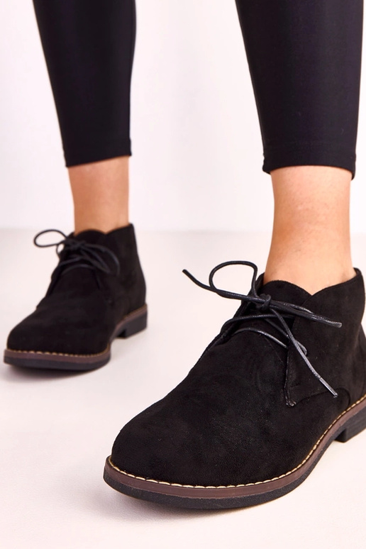 Melni sieviešu zābaki uz plakanā... Melni sieviešu zābaki uz plakanā...