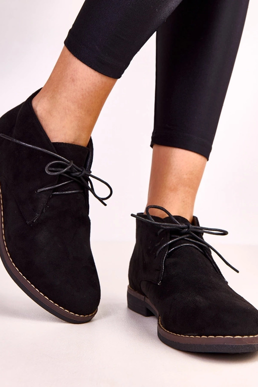 Melni sieviešu zābaki uz plakanā... Melni sieviešu zābaki uz plakanā...